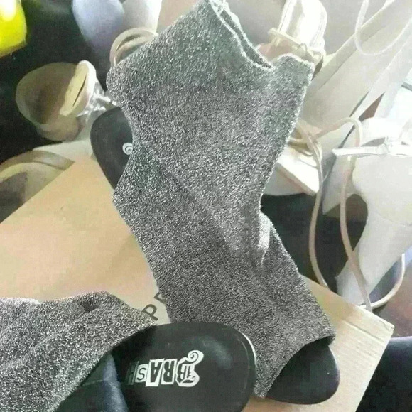 Silver  bootie shoe cut out ties and back size 9 - Picture 5 of 6